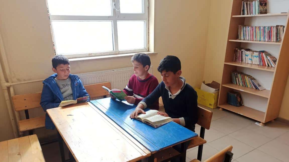 Kütüphane haftası etkinlikleri kapsamında okulumuzda Bitlis okuyor etkinliği gerçekleştirildi.