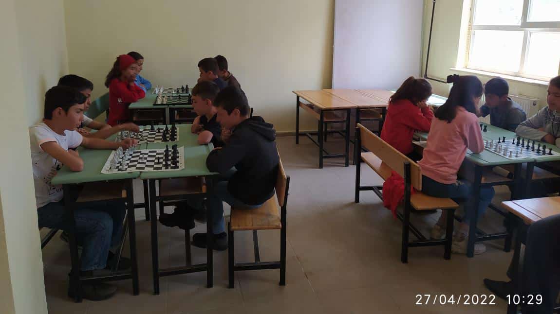 Okulumuzda öğretmen,personel ve öğrencilerimizin katılımıyla satranç turnuvası düzenlendi.